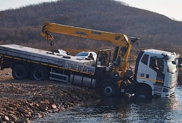 Во Владивостоке грузовик чуть не утонул при попытке заехать на баржу