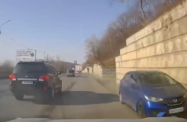 Во Владивостоке машина выехала на «встречку» и врезалась в подпорную стену