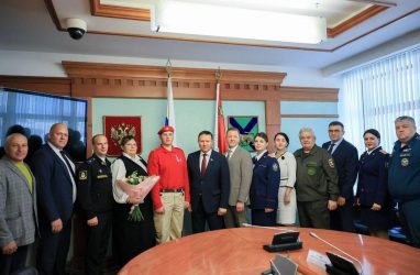 В Приморье наградили школьника, который спас пять женщин от медведя