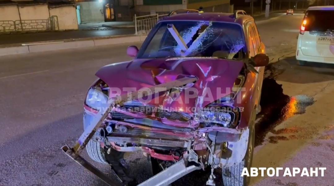 Во Владивостоке салон автомобиля пробило насквозь леером в ДТП (видео)