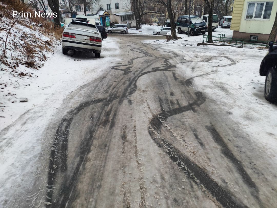 Повсюду «каток», ходить невозможно: жители Владивостока жалуются на гололёд