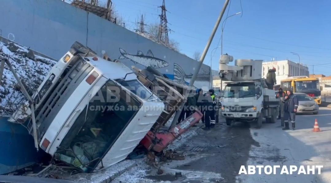 Во Владивостоке из-за гололёда грузовик попал в жёсткое ДТП с опрокидыванием