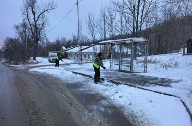 Во Владивостоке устраняют последствия снегопада 13 декабря (обзор)