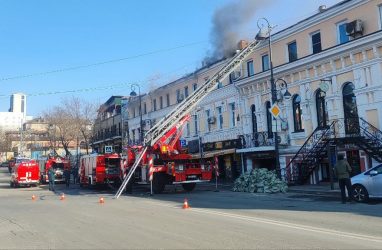 Во Владивостоке 21 декабря несколько часов тушат пожар в центре города