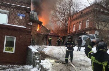 Огонь с Дома Смитов во Владивостоке перекинулся на соседние здания