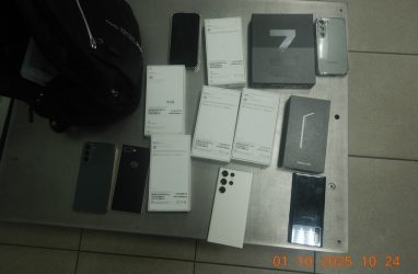 Смартфоны на 700 тысяч рублей изъяли у иностранца на судне во Владивостоке