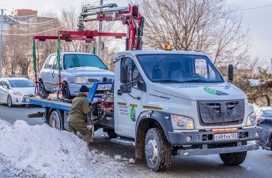 Во Владивостоке эвакуируют машины, мешающие уборке снега