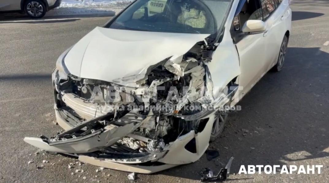 Мини-грузовик без ОСАГО спровоцировал жёсткое ДТП во Владивостоке&nbsp;&mdash; видео