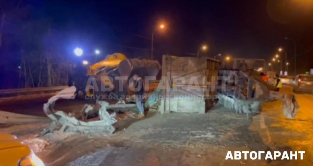 В Приморье у самосвала на ходу оторвался прицеп и устроил жёсткое ДТП (видео)