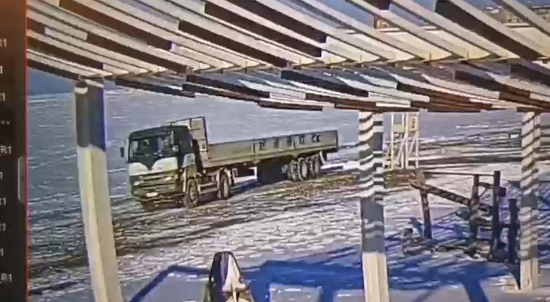 Водитель грузовика повредил пешеходные дорожки на пляже во Владивостоке&nbsp;&mdash; видео