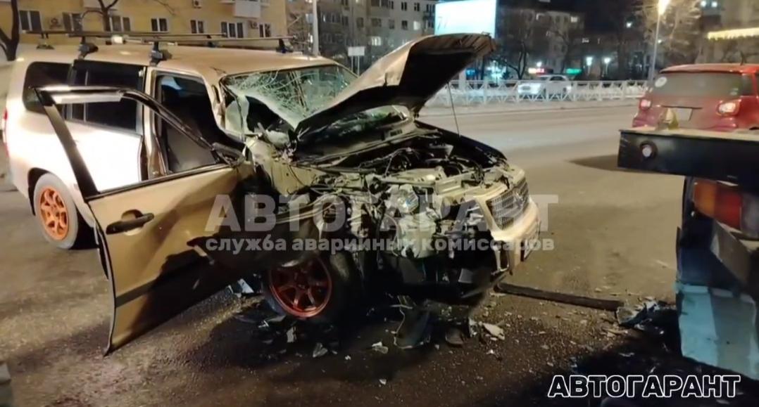 Универсал жёстко разбился об припаркованный полуприцеп во Владивостоке (видео)