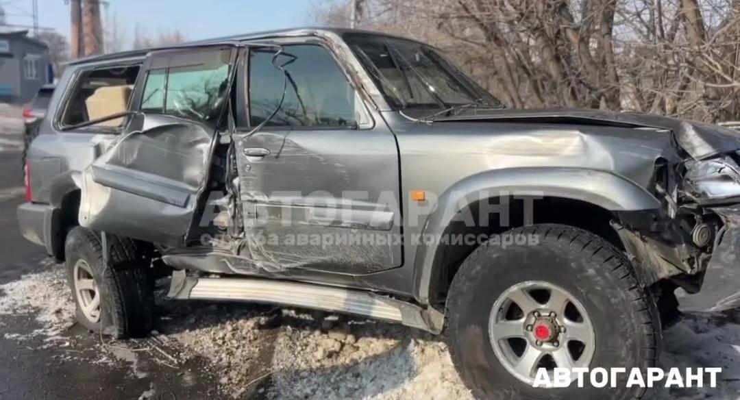Во Владивостоке внедорожник врезался в опору освещения, столб и дерево (видео)