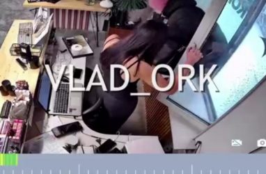 Во время метели во Владивостоке в салон красоты клиентки залезали через окно