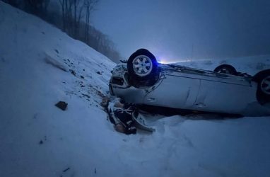 В Приморье водитель &laquo;Приуса&raquo; погиб на заснеженной трассе