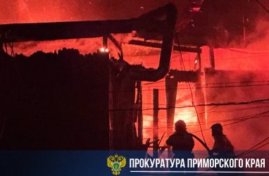 В центре Владивостока пожар с мебельного склада перекинулся на другое здание