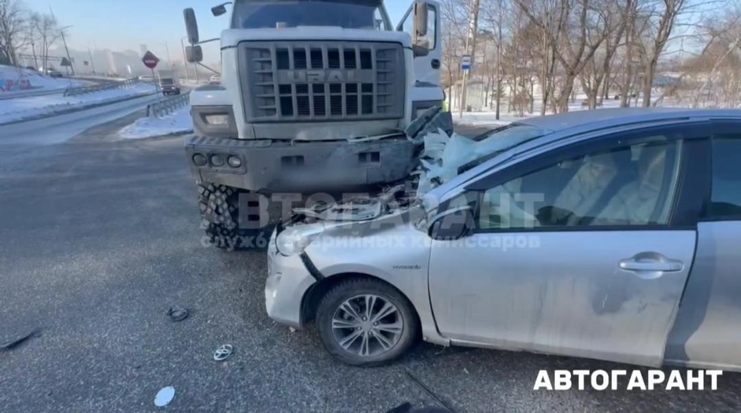 Малютка «Аква» лоб в лоб столкнулась с огромным УРАЛом во Владивостоке&nbsp;&mdash; видео