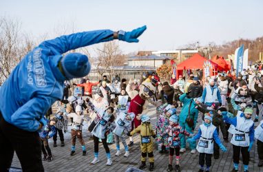 Во Владивостоке ледовый полумарафон пробежал 76-летний китаец