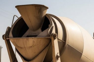 В Приморье мужчина пострадал при попытке очистить бетономешалку