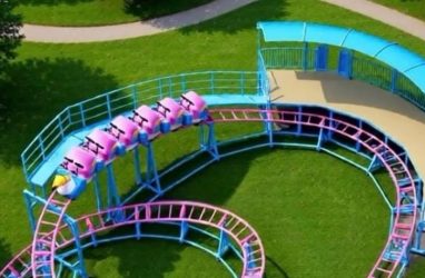 Во Владивостоке начали монтировать детский аттракцион «Розовые облака»