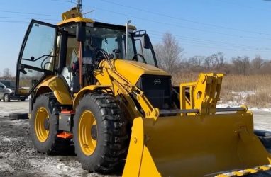 В зону СВО из Приморья доставили экскаватор-погрузчик