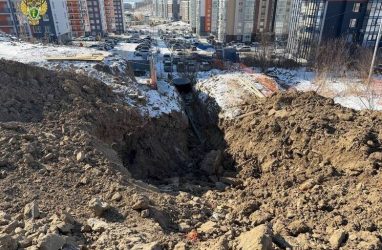 Во Владивостоке в районе Борисенко на рабочего обвалился грунт