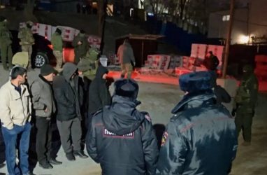 Полиция провела рейд по местам проживания и работы мигрантов во Владивостоке