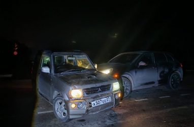 В Приморье Porsche Cayenne Turbo врезался в Mitsubishi Pajero Mini