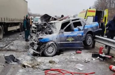 В Приморье машина ДПС врезалась в грузовик и сгорела, погиб полицейский