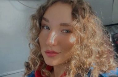 Фельдшер из Владивостока спасла на борту самолёта иностранца