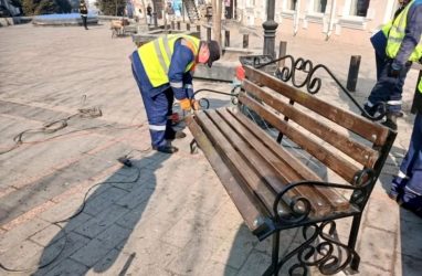 На главной пешеходной улице Владивостока обновили лавочки и урны
