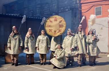 Во Владивостоке состоялся предпремьерный показ уличного спектакля «Улга»