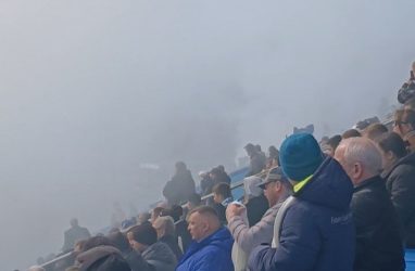Фанаты &laquo;Зенита-2&raquo; устроили дымовую завесу на матче с &laquo;Динамо-Владивосток&raquo;
