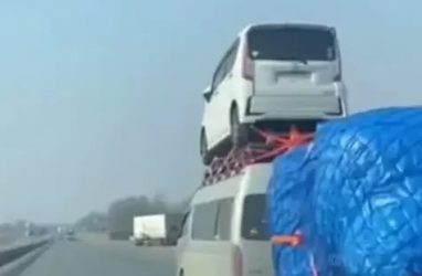 В Приморье одну легковушку перевозили на крыше другой (фото)