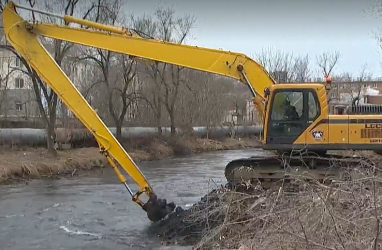 Во Владивостоке чистят русло реки Объяснения&nbsp;&mdash; здесь смесь канализации и тины