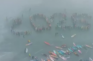 Во Владивостоке в десятый раз сапсёрферы угнали льдину