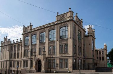 Никто не захотел ремонтировать кровлю исторического здания во Владивостоке