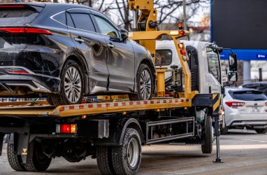 Во Владивостоке в 2026 году на штрафстоянку отправили 727 машин нарушителей