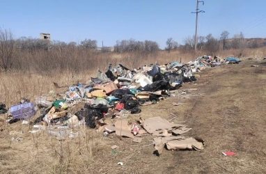 В Приморье водоотводный канал превратили в свалку