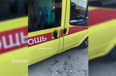 Во Владивостоке неизвестные закидали яйцами машину скорой помощи