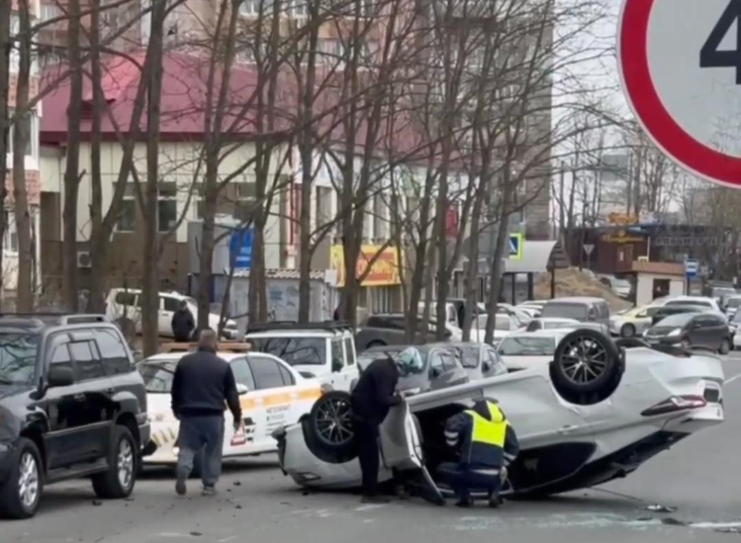 Во Владивостоке лихач на «Камри» устроил массовое ДТП и перевернулся на крышу