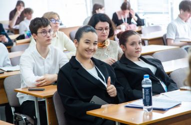 На ЕЭФМ-2026 подвели итоги международного конкурса «Дебют в науке»