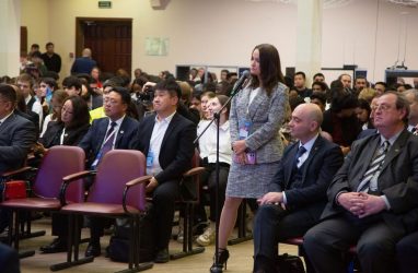 На ЕЭФМ-2026 прошёл «Диалог на равных» с иностранными послами и молодёжью