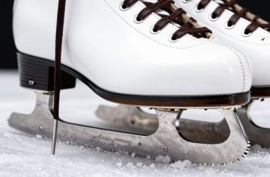 Фигуристка Трусова показала сына на ледовом шоу во Владивостоке