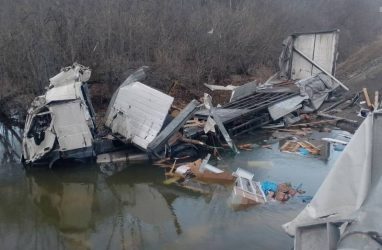 После ДТП на трассе &laquo;Уссури&raquo; тягач и микрогрузовик оказались в кювете