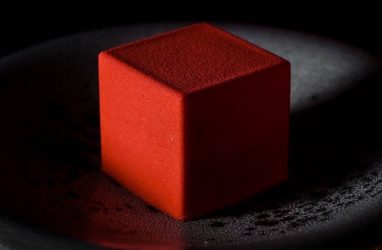 «Космический куб» из жареного белого шоколада подают во Владивостоке