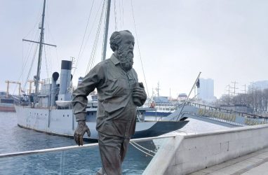 Памятник Солженицыну вернули на Корабельную набережную Владивостока