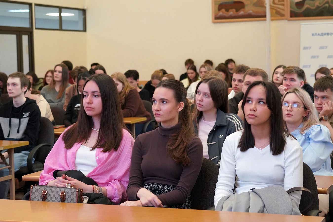 Студентки, студенты