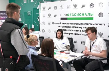 Школьники Владивостока попробовали себя в профессиях на &laquo;Дне открытых дверей&raquo;