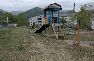 В Приморье 11-летний водитель квадроцикла сбил девочку на детской площадке
