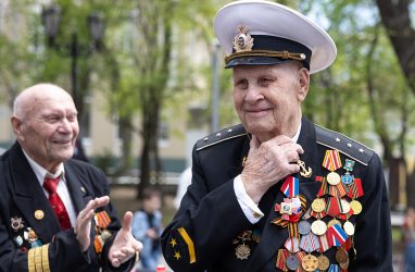 Во Владивостоке 9 Мая ветеран Николай Москаленко отметил 100-летие